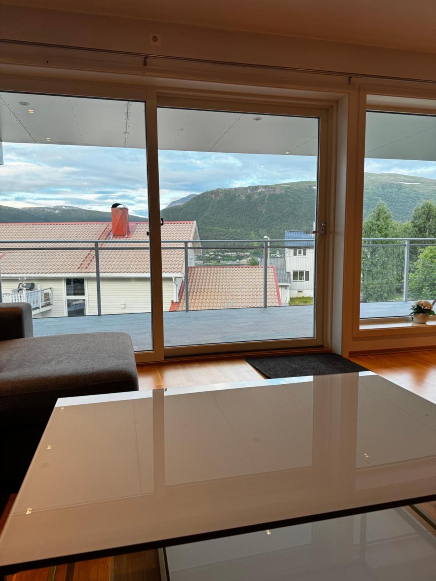 Sentral Leilighet Med Fantastisk Utsikt Tromso Exterior photo